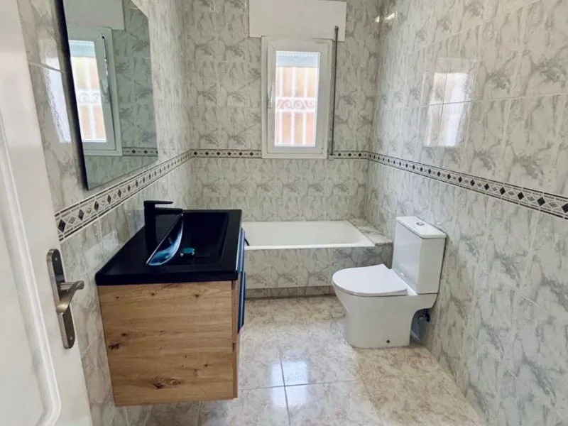 VILLA ESTILO MEDITERRANEO EN CIUDAD QUESADA CON PARCELA DE 500 M2 Y PROPIA PISCINA. 3 DORM. 2 BAÑOS. 110 M2 DE CASA.