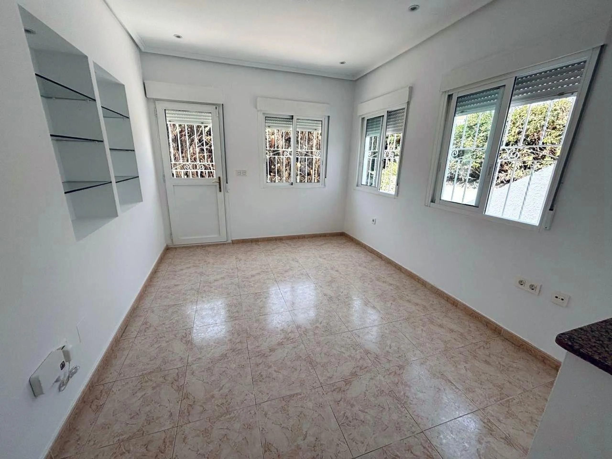 VILLA ESTILO MEDITERRANEO EN CIUDAD QUESADA CON PARCELA DE 500 M2 Y PROPIA PISCINA. 3 DORM. 2 BAÑOS. 110 M2 DE CASA.