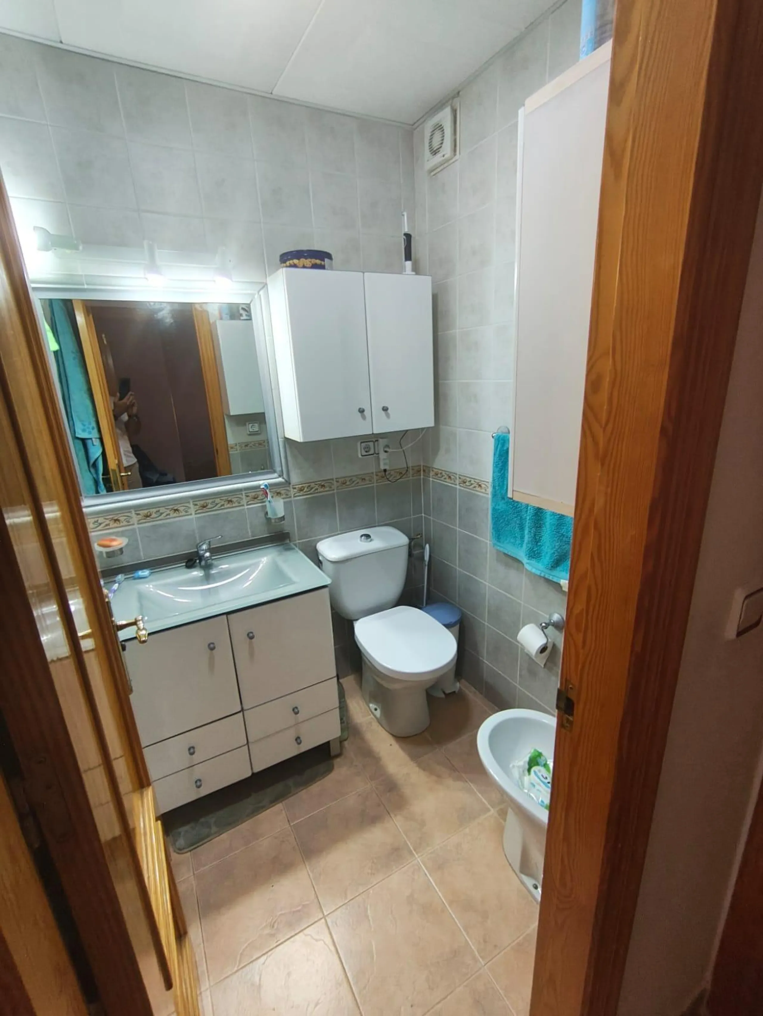 Просторный дом с двумя спальнями в районе Aguas Nuevas, Коста-дель-Соль.  В комплексе есть общая бассейн. Цена – 199 900 евро