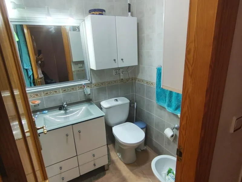 Просторный дом с двумя спальнями в районе Aguas Nuevas, Коста-дель-Соль.  В комплексе есть общая бассейн. Цена – 199 900 евро