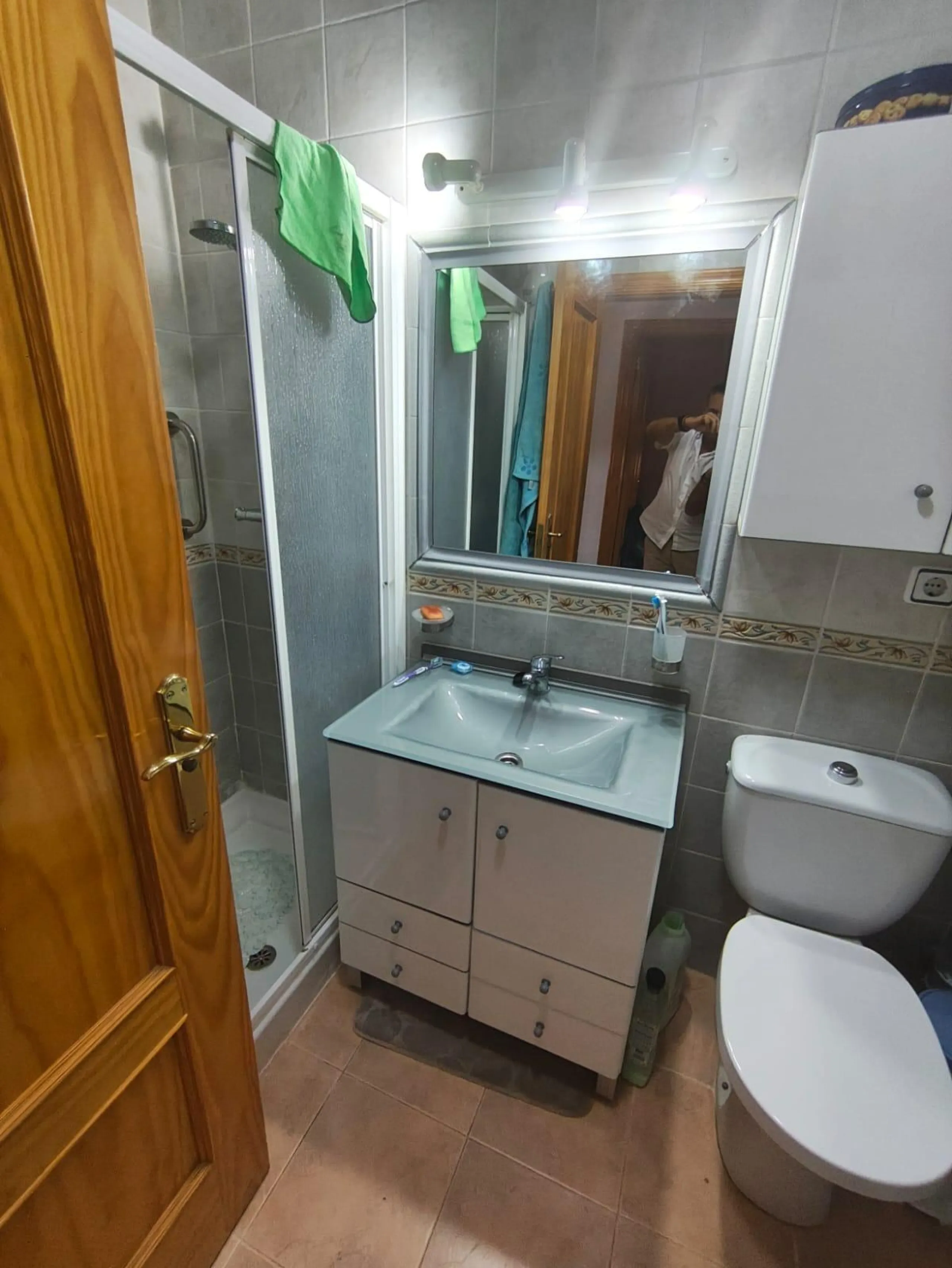 Просторный дом с двумя спальнями в районе Aguas Nuevas, Коста-дель-Соль.  В комплексе есть общая бассейн. Цена – 199 900 евро