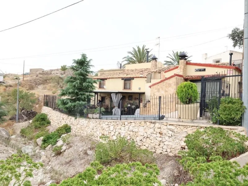 CASA INDEPENDIENTE EN FORTUNA (Murcia) JUNTO AL PARQUE NATURAL DE LA GARAPACHA CON 439 M2 DE PARCELA. 5 DORM. 3 BAÑOS.