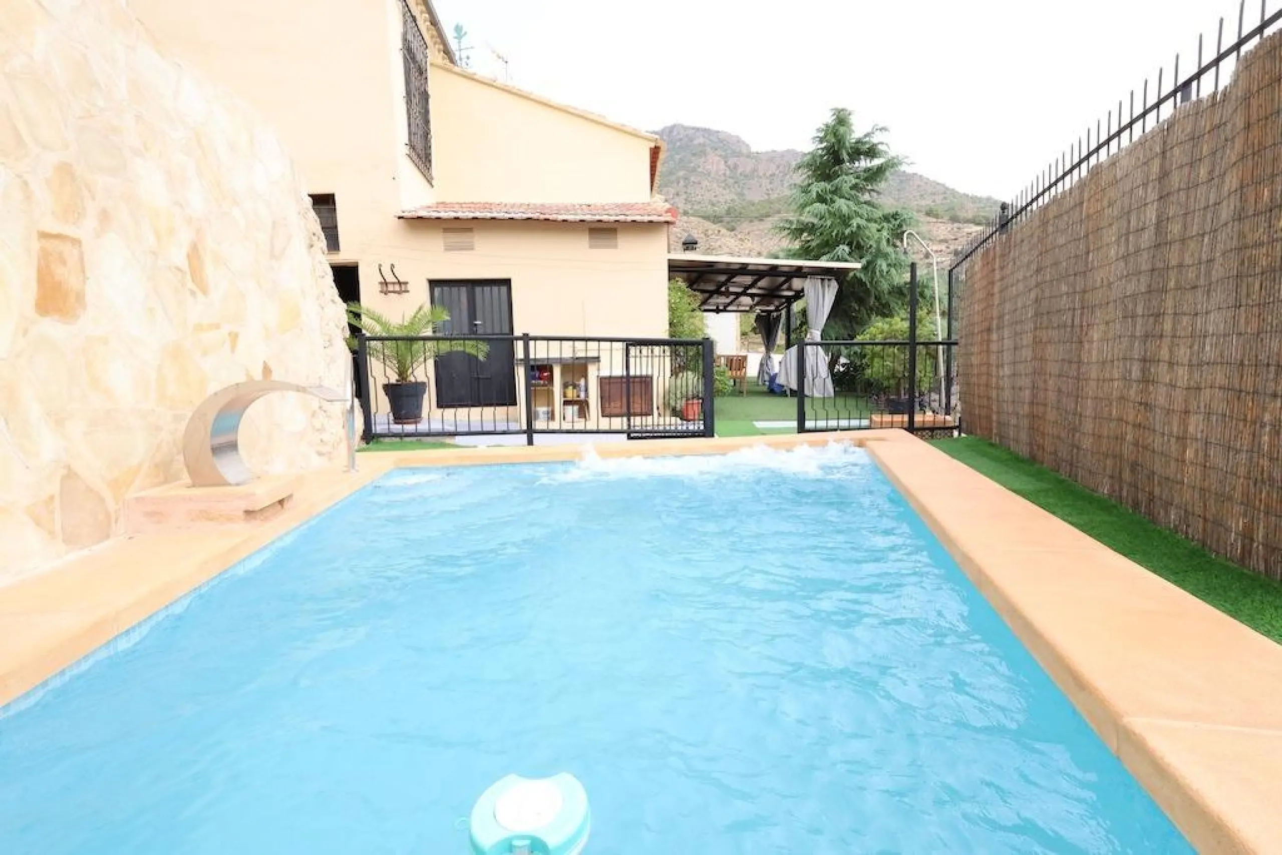 CASA INDEPENDIENTE EN FORTUNA (Murcia) JUNTO AL PARQUE NATURAL DE LA GARAPACHA CON 439 M2 DE PARCELA. 5 DORM. 3 BAÑOS.