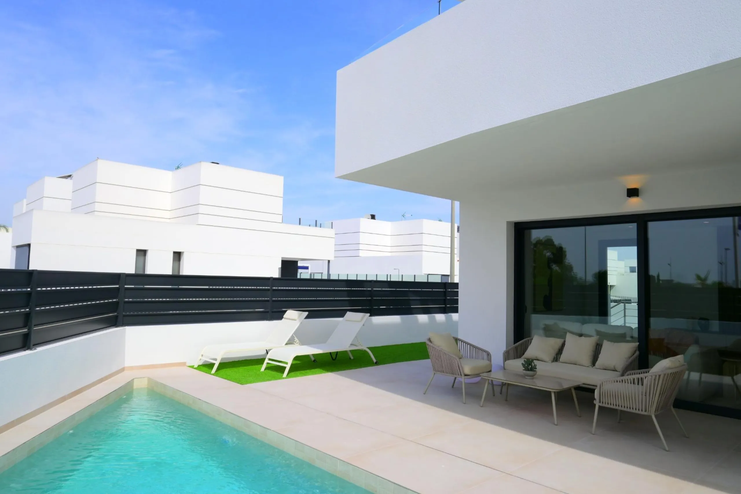 EXCLUSIVIDAD Y BIENESTAR: VILLA CON JARDÍN Y GARAJE PRIVADO