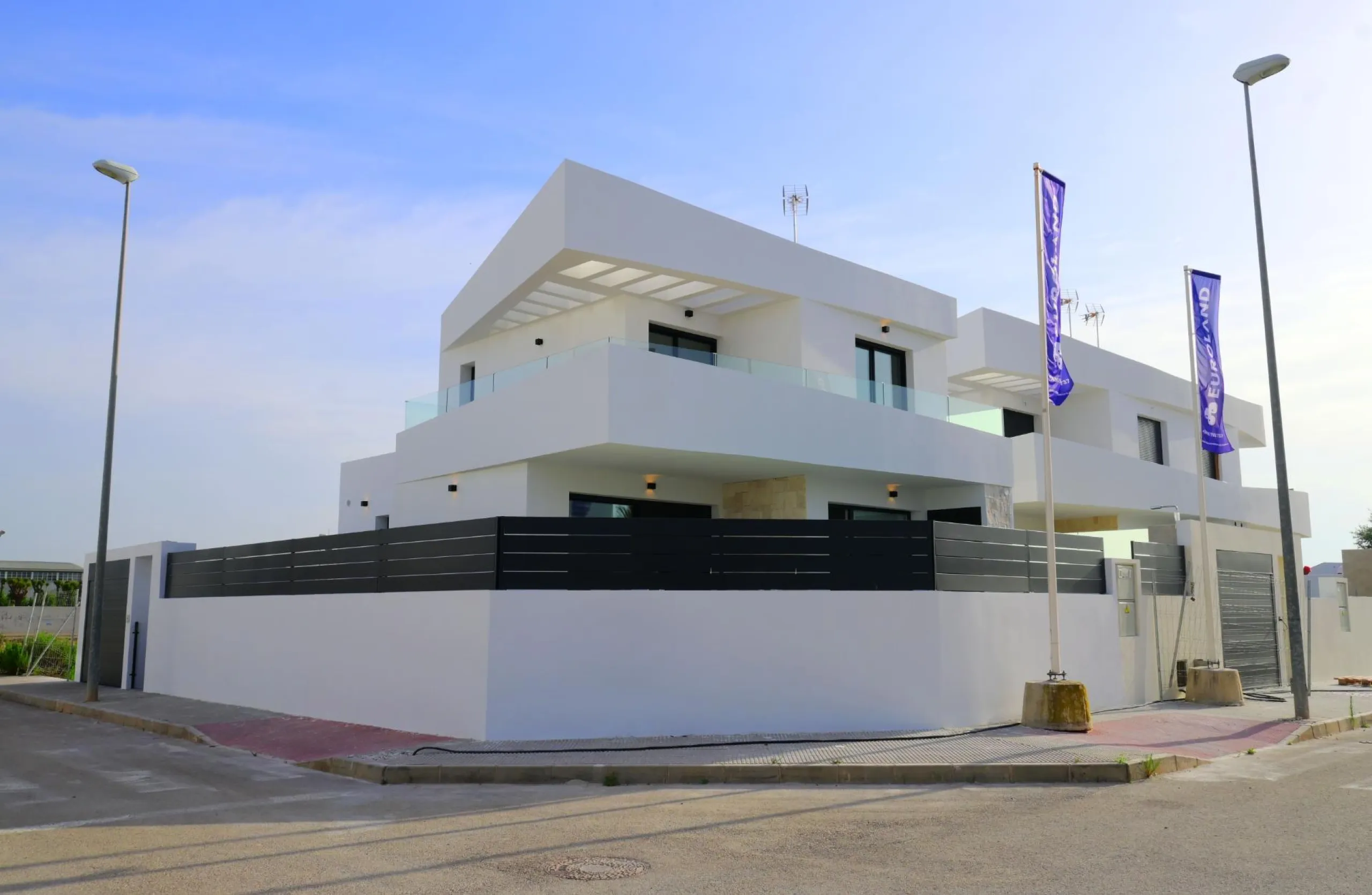 EXCLUSIVIDAD Y BIENESTAR: VILLA CON JARDÍN Y GARAJE PRIVADO