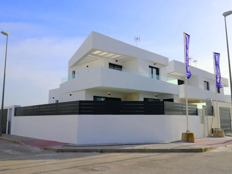 EXCLUSIVIDAD Y BIENESTAR: VILLA CON JARDÍN Y GARAJE PRIVADO