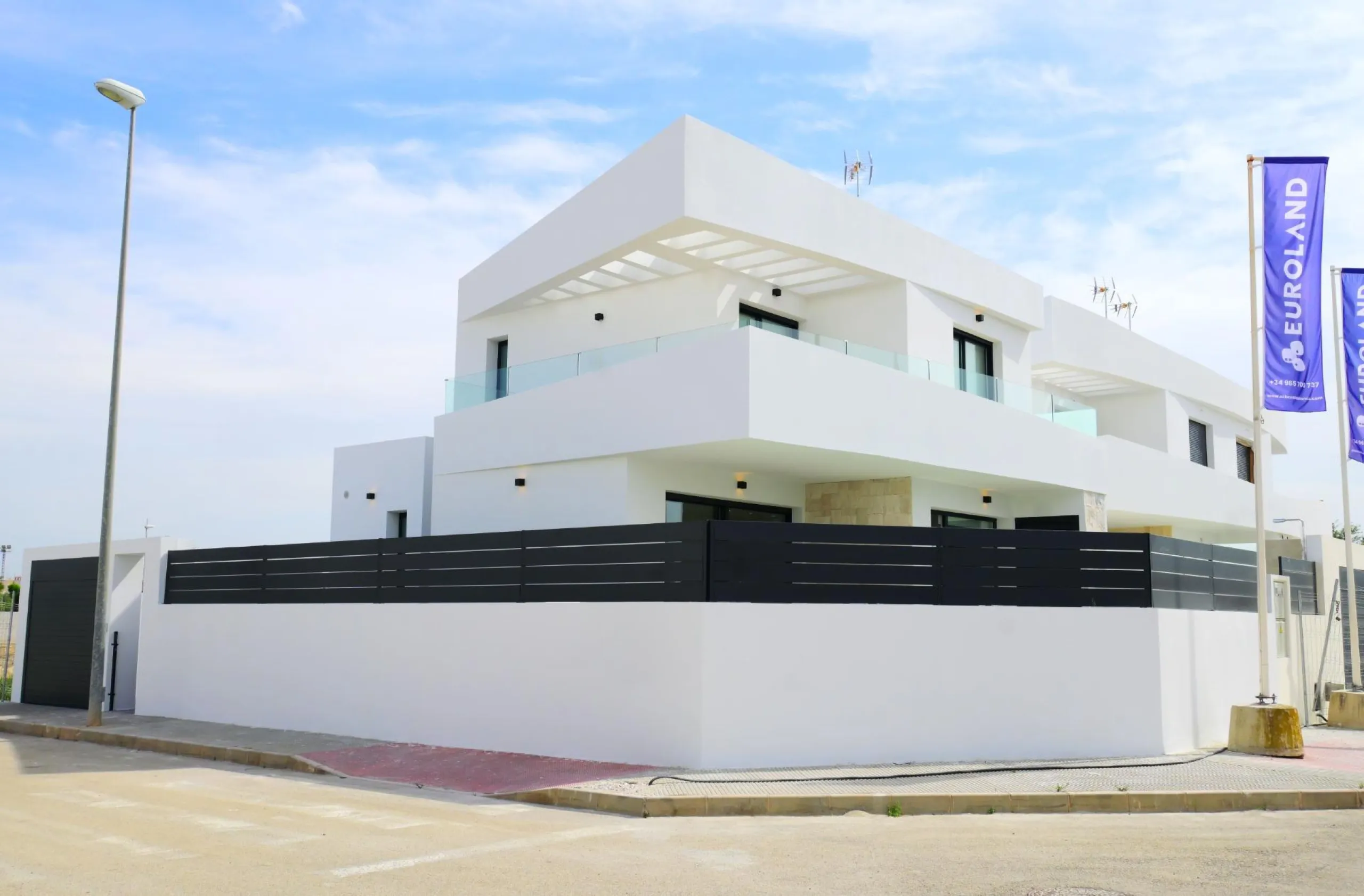 EXCLUSIVIDAD Y BIENESTAR: VILLA CON JARDÍN Y GARAJE PRIVADO
