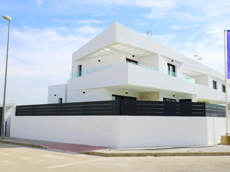 EXCLUSIVIDAD Y BIENESTAR: VILLA CON JARDÍN Y GARAJE PRIVADO