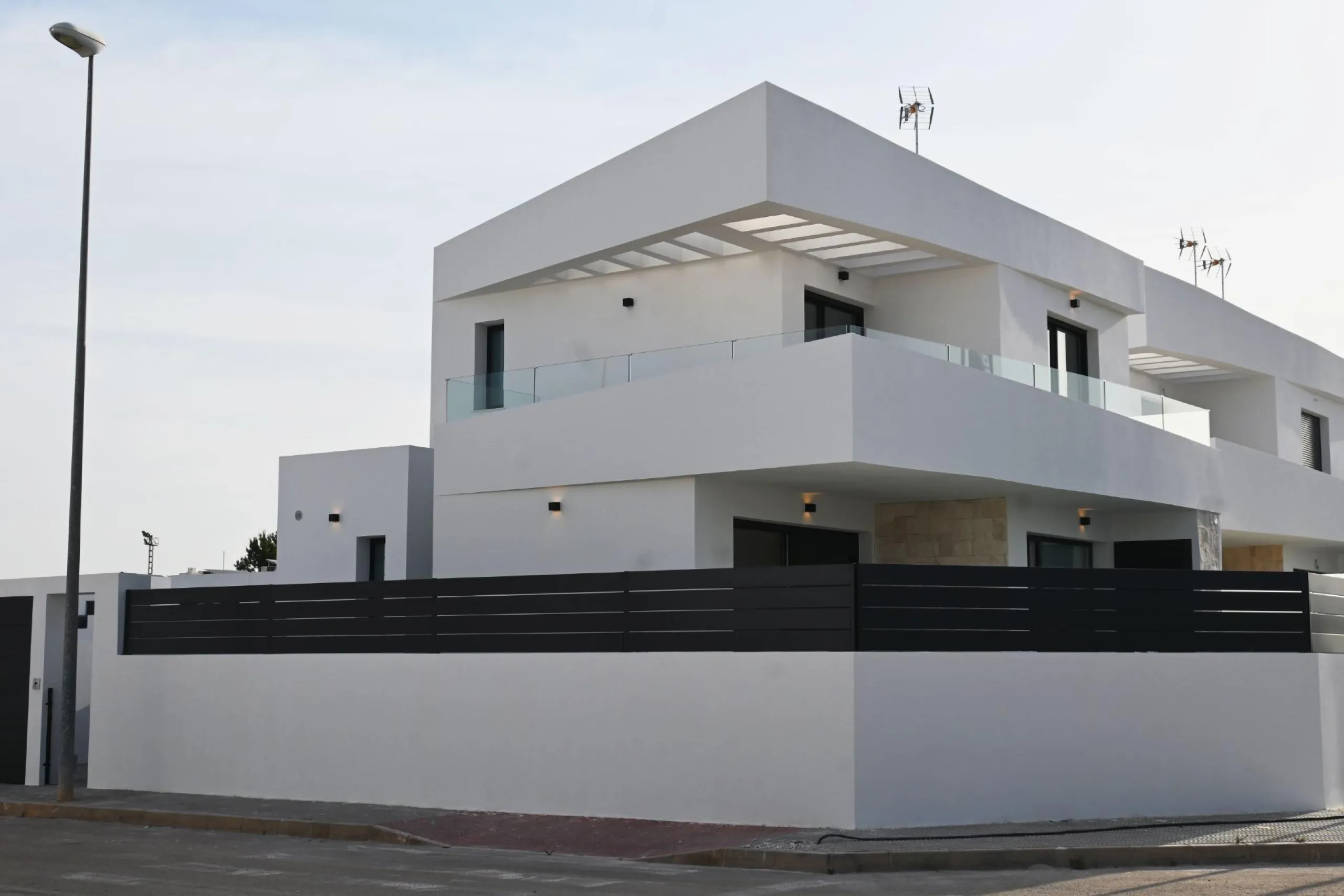 EXCLUSIVIDAD Y BIENESTAR: VILLA CON JARDÍN Y GARAJE PRIVADO