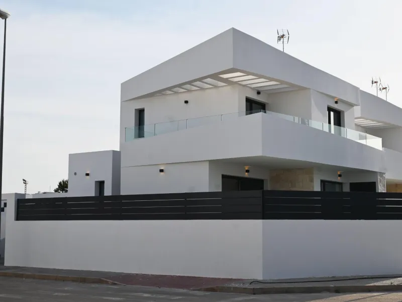 EXCLUSIVIDAD Y BIENESTAR: VILLA CON JARDÍN Y GARAJE PRIVADO