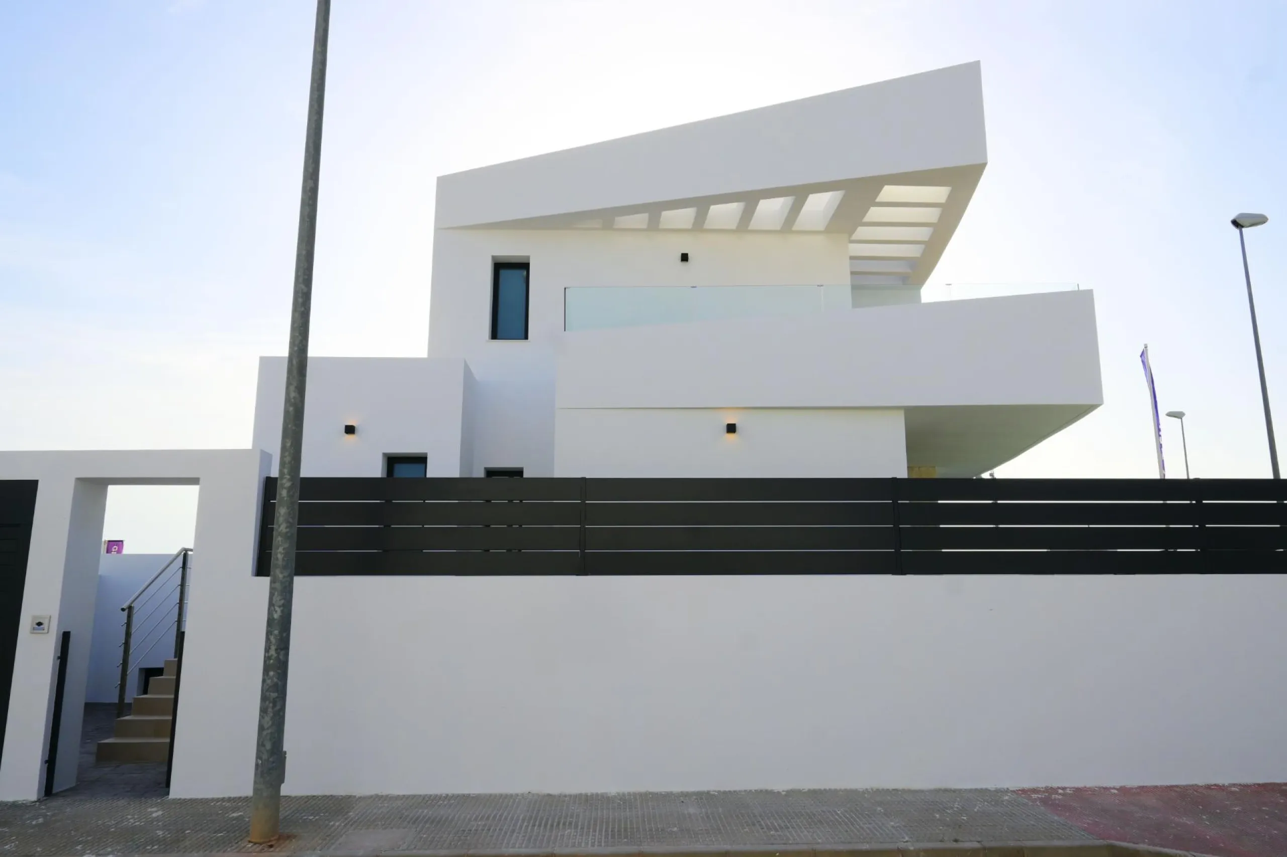 EXCLUSIVIDAD Y BIENESTAR: VILLA CON JARDÍN Y GARAJE PRIVADO
