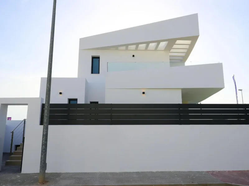 EXCLUSIVIDAD Y BIENESTAR: VILLA CON JARDÍN Y GARAJE PRIVADO