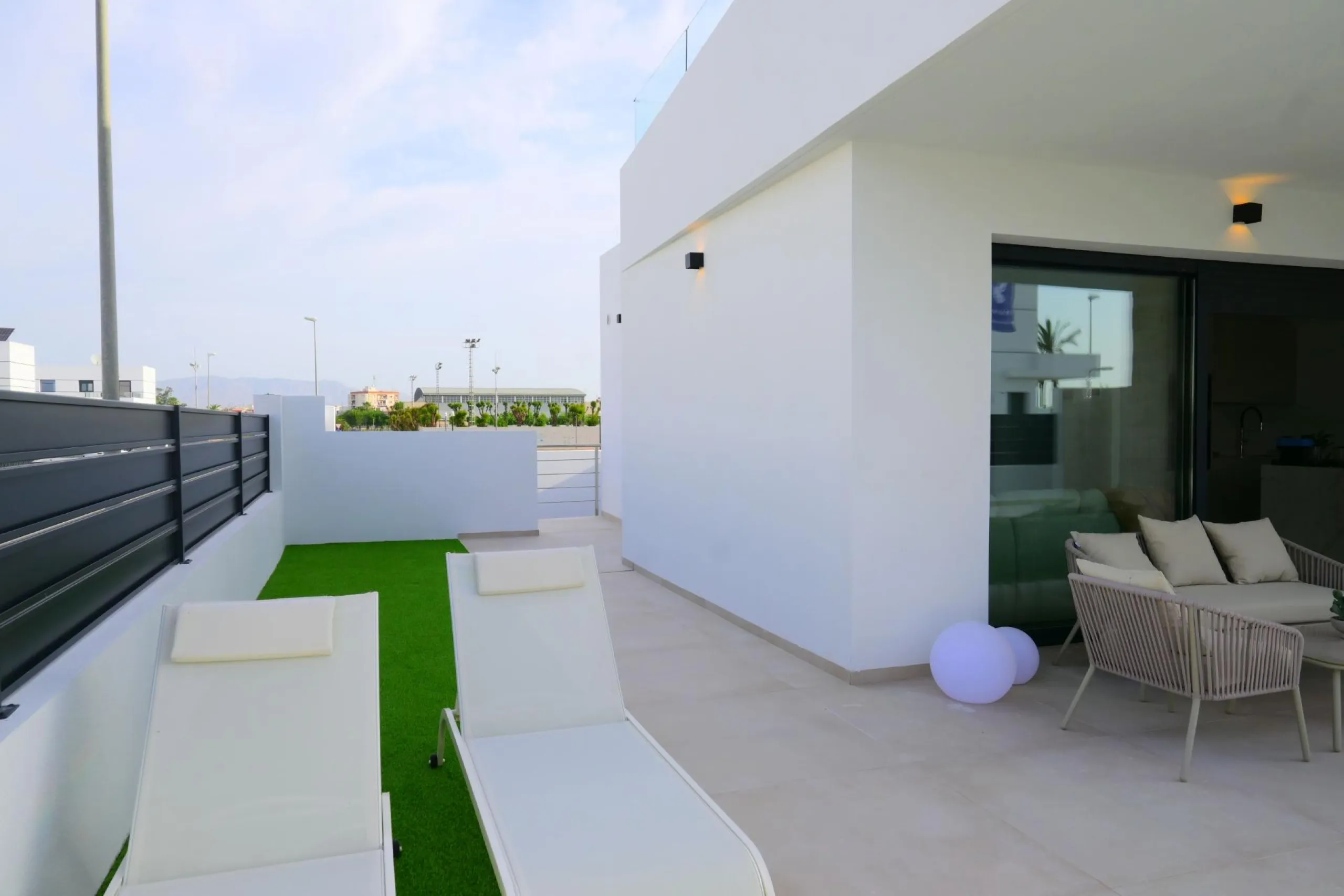 EXCLUSIVIDAD Y BIENESTAR: VILLA CON JARDÍN Y GARAJE PRIVADO