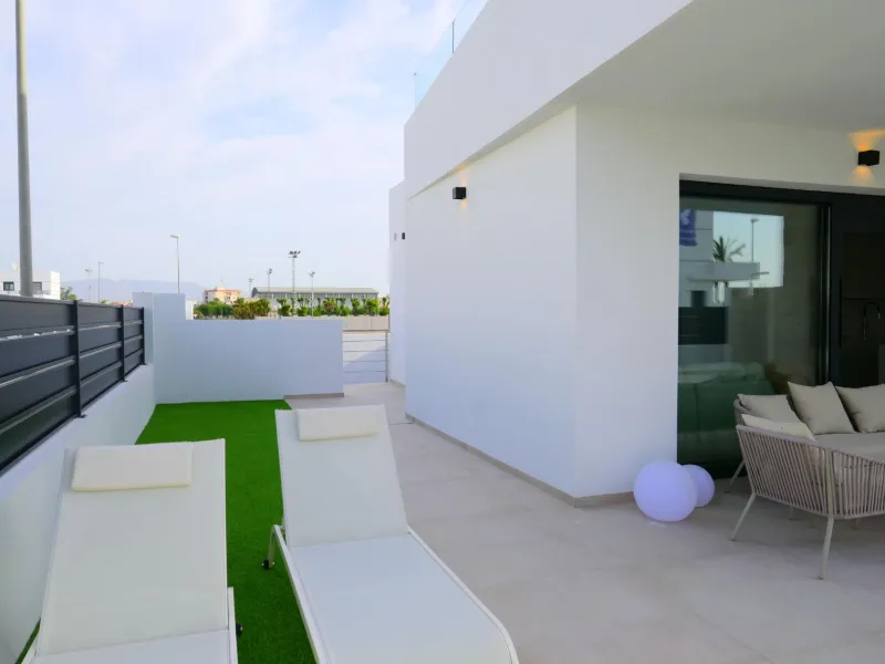 EXCLUSIVIDAD Y BIENESTAR: VILLA CON JARDÍN Y GARAJE PRIVADO