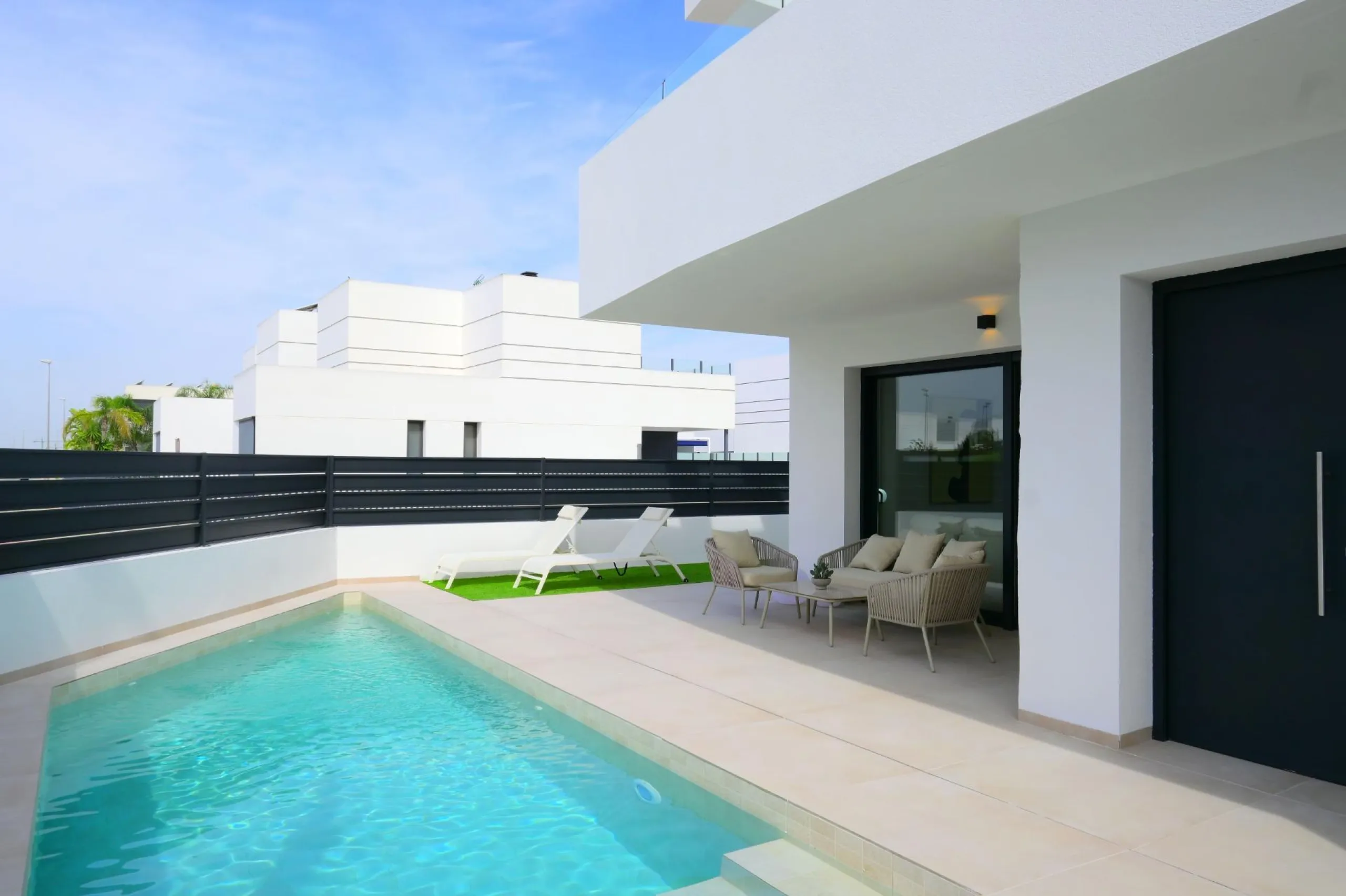 EXCLUSIVIDAD Y BIENESTAR: VILLA CON JARDÍN Y GARAJE PRIVADO
