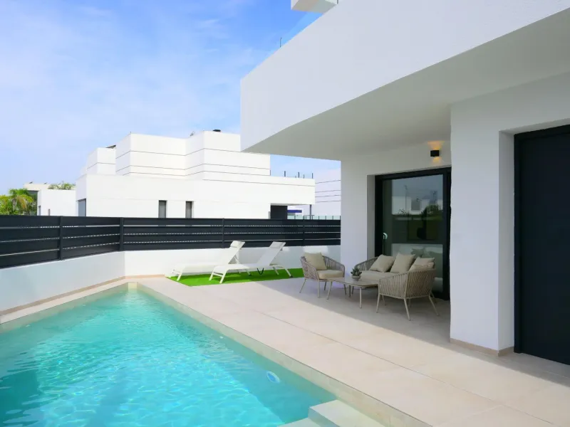 EXCLUSIVIDAD Y BIENESTAR: VILLA CON JARDÍN Y GARAJE PRIVADO