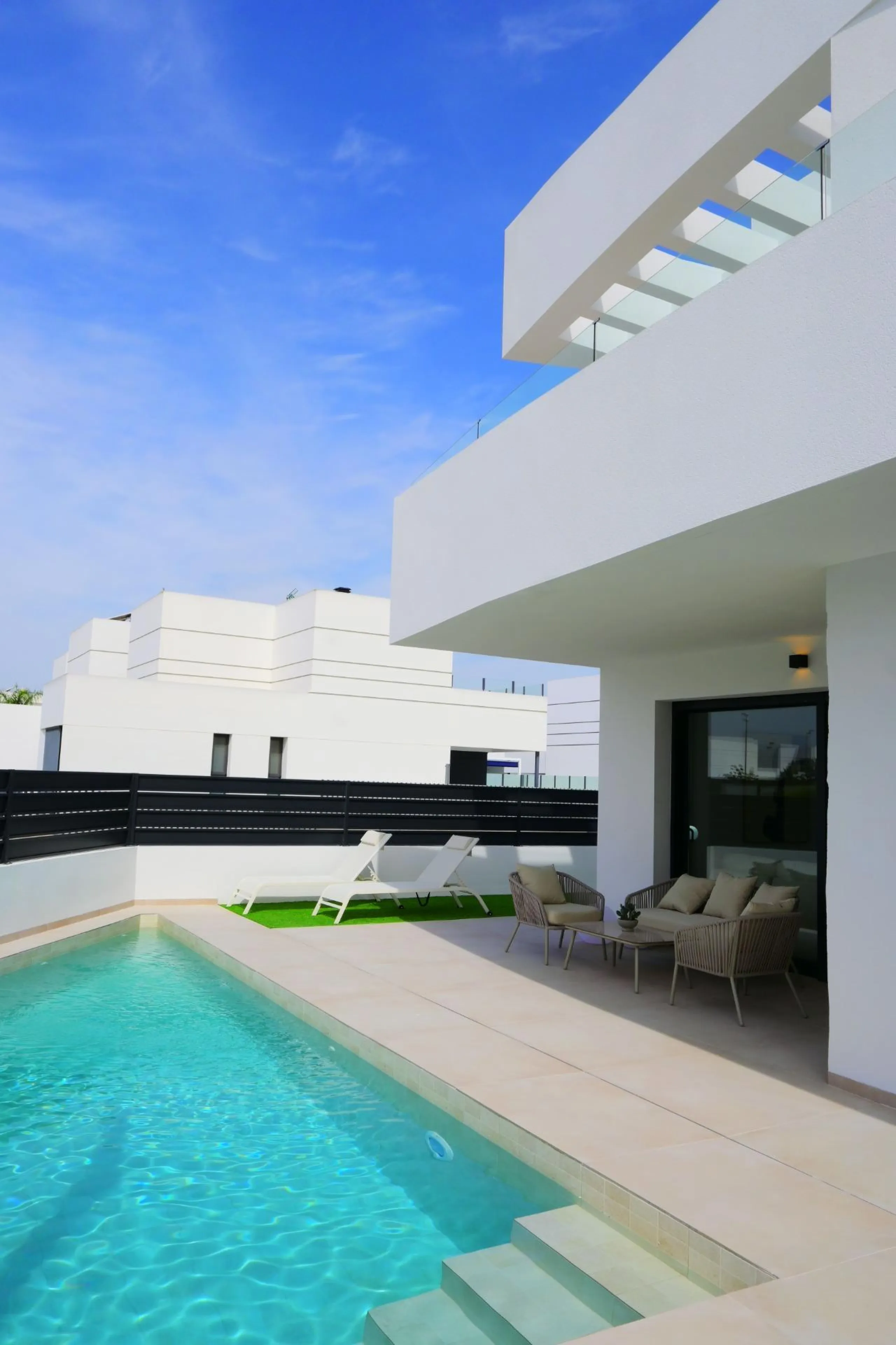 EXCLUSIVIDAD Y BIENESTAR: VILLA CON JARDÍN Y GARAJE PRIVADO
