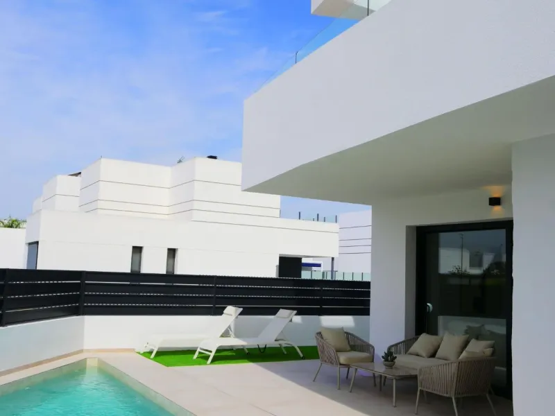 EXCLUSIVIDAD Y BIENESTAR: VILLA CON JARDÍN Y GARAJE PRIVADO