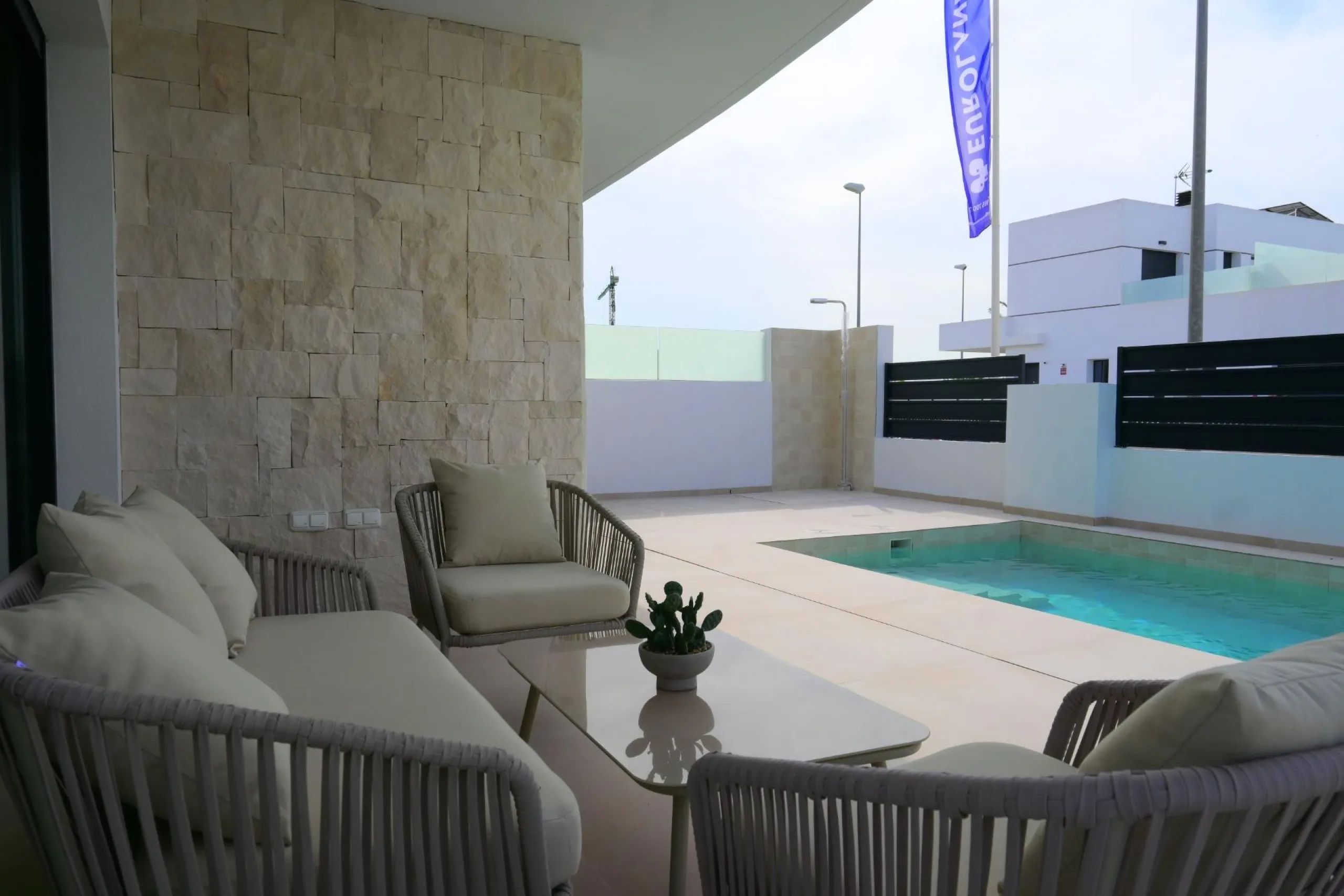 EXCLUSIVIDAD Y BIENESTAR: VILLA CON JARDÍN Y GARAJE PRIVADO