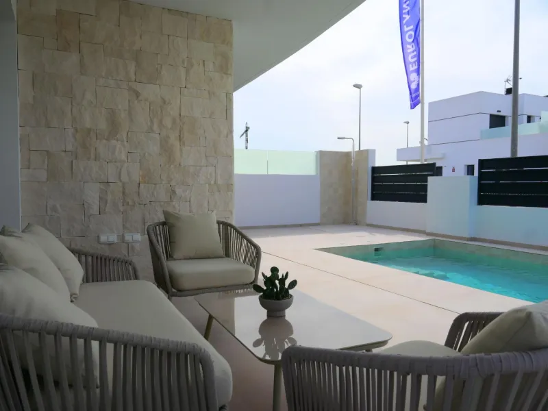 EXCLUSIVIDAD Y BIENESTAR: VILLA CON JARDÍN Y GARAJE PRIVADO