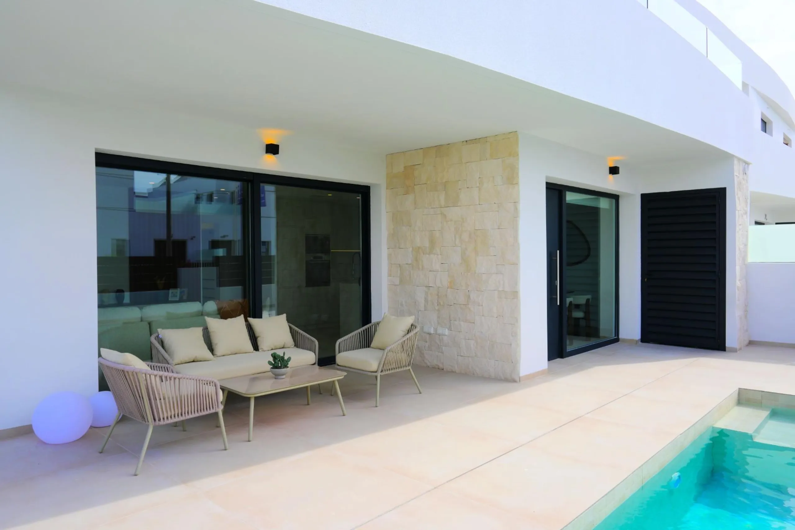 EXCLUSIVIDAD Y BIENESTAR: VILLA CON JARDÍN Y GARAJE PRIVADO