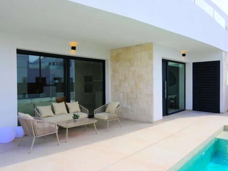 EXCLUSIVIDAD Y BIENESTAR: VILLA CON JARDÍN Y GARAJE PRIVADO