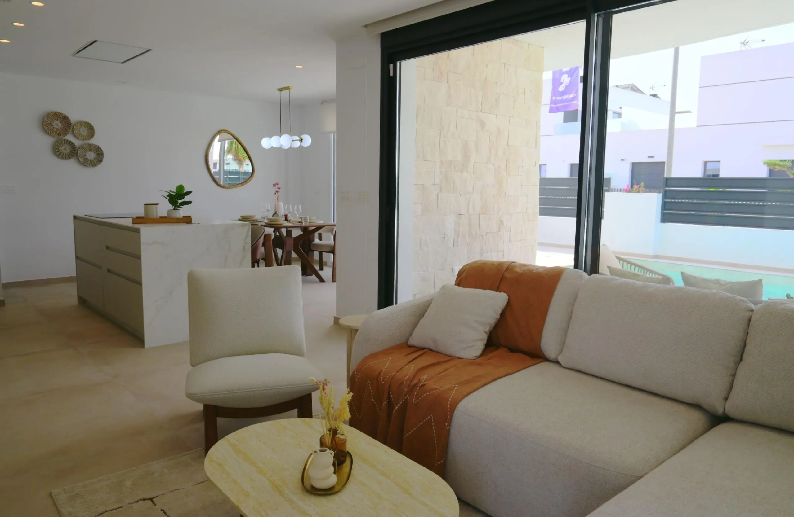 EXCLUSIVIDAD Y BIENESTAR: VILLA CON JARDÍN Y GARAJE PRIVADO