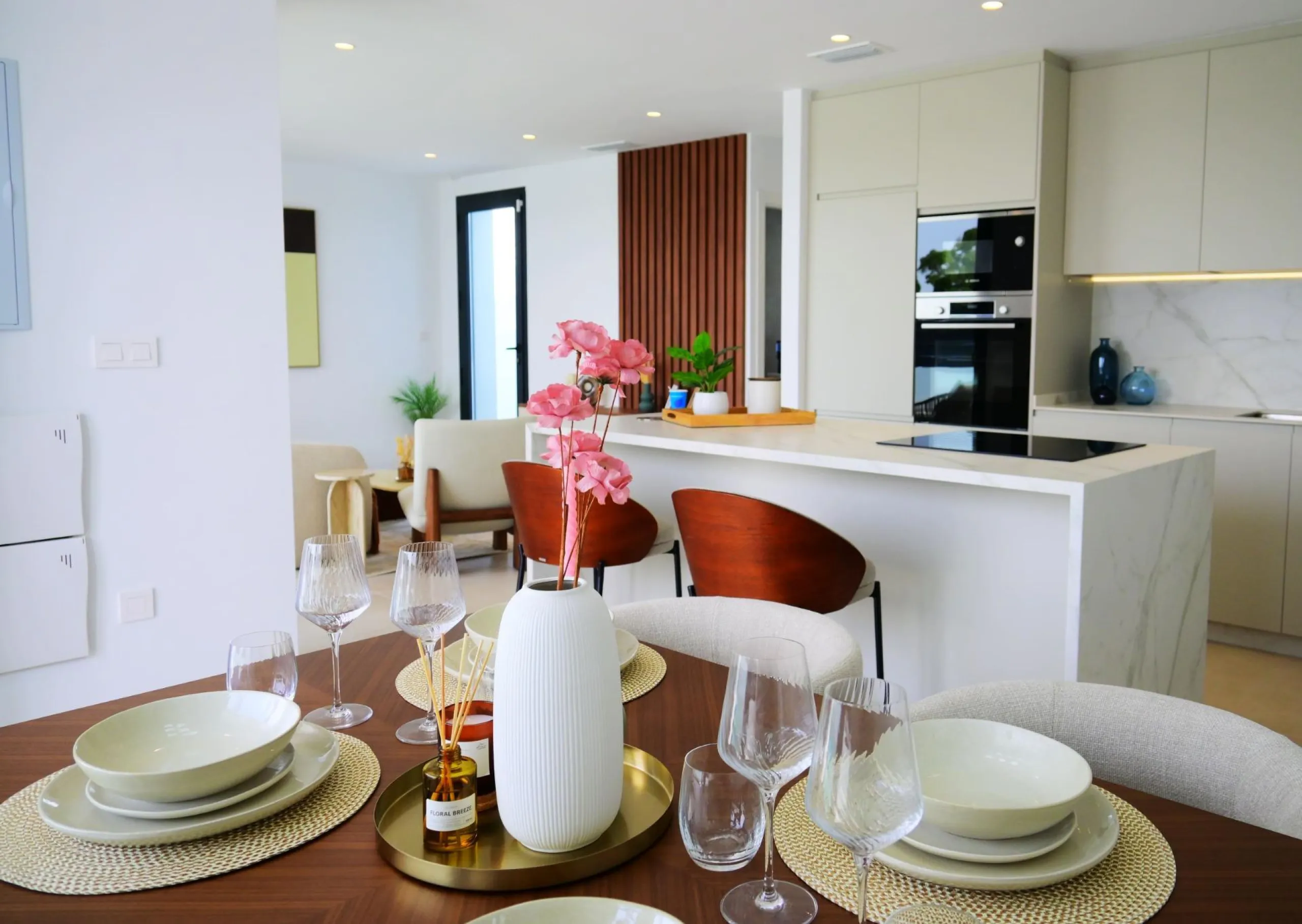 EXCLUSIVIDAD Y BIENESTAR: VILLA CON JARDÍN Y GARAJE PRIVADO