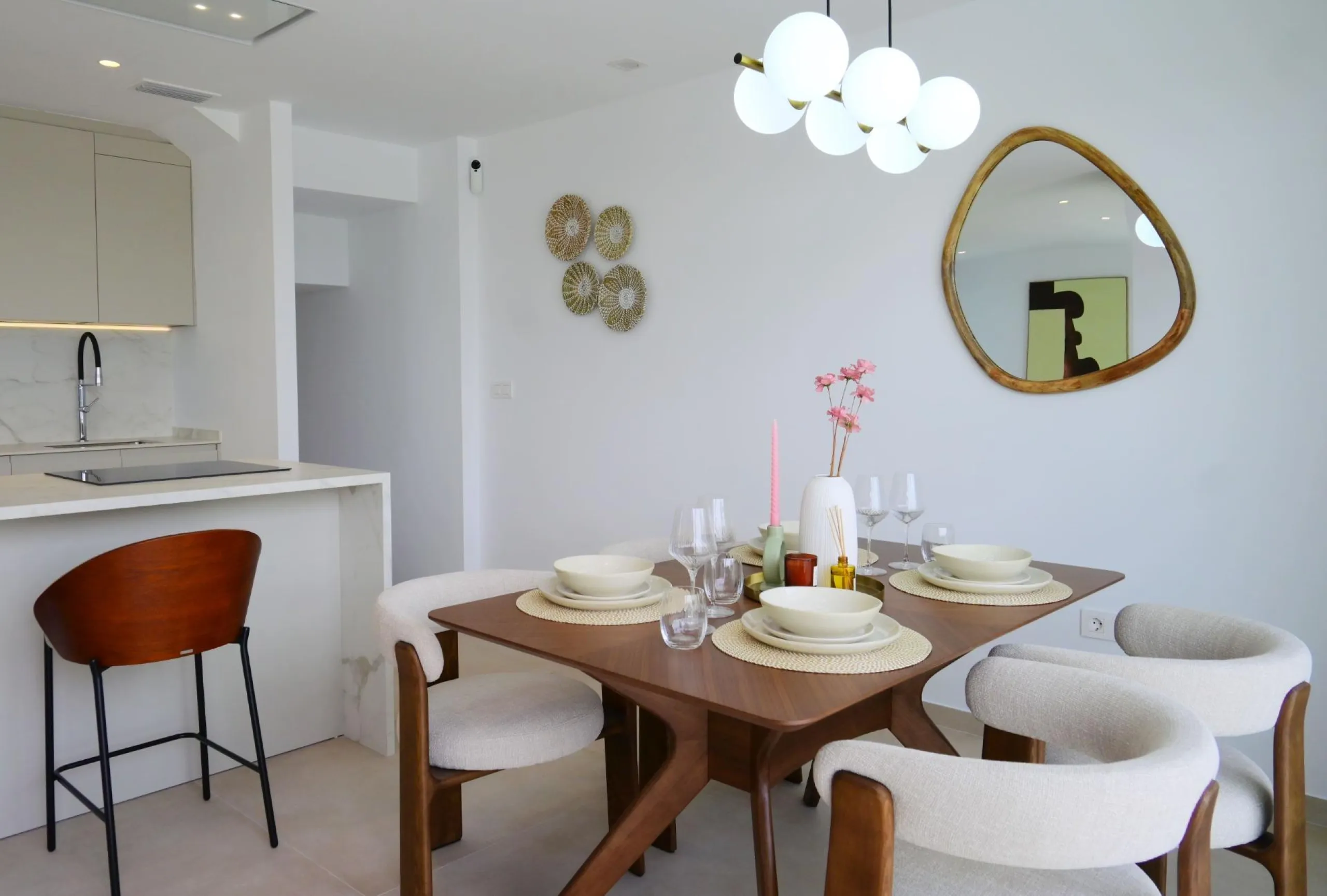EXCLUSIVIDAD Y BIENESTAR: VILLA CON JARDÍN Y GARAJE PRIVADO