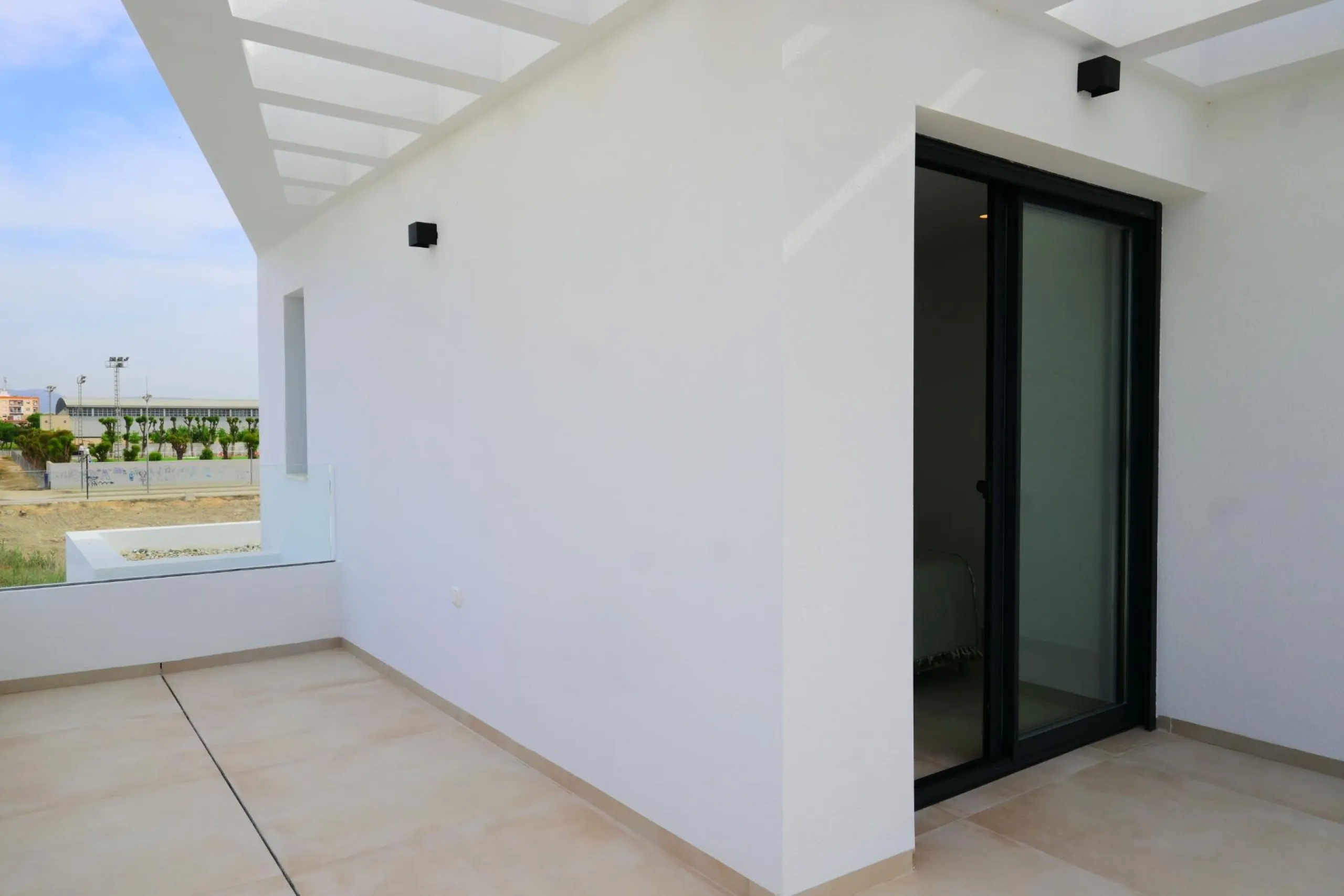 EXCLUSIVIDAD Y BIENESTAR: VILLA CON JARDÍN Y GARAJE PRIVADO