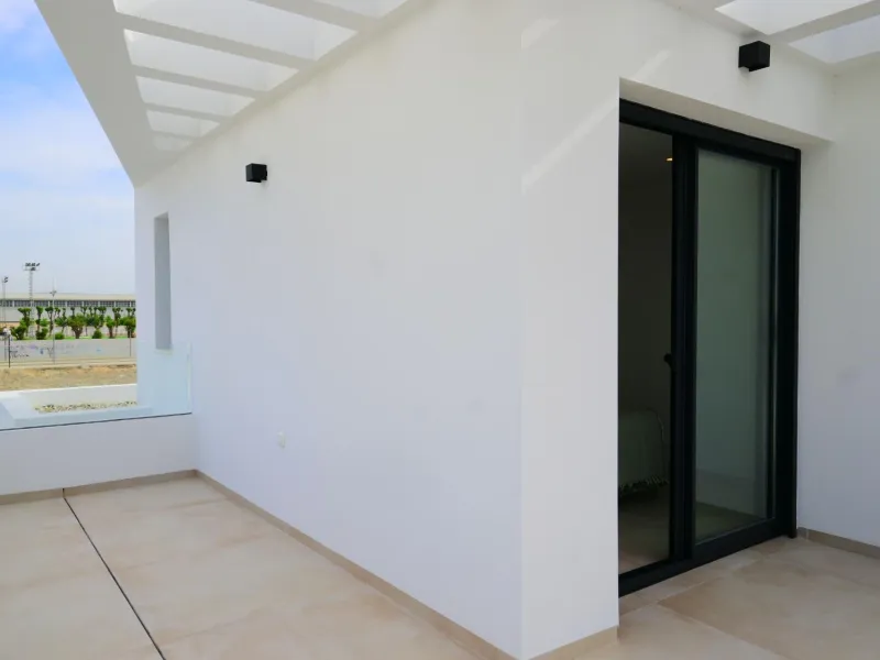 EXCLUSIVIDAD Y BIENESTAR: VILLA CON JARDÍN Y GARAJE PRIVADO