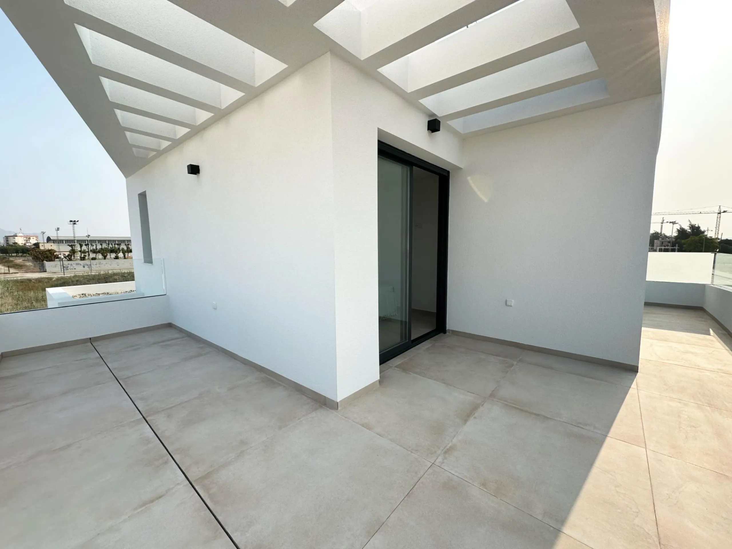 EXCLUSIVIDAD Y BIENESTAR: VILLA CON JARDÍN Y GARAJE PRIVADO