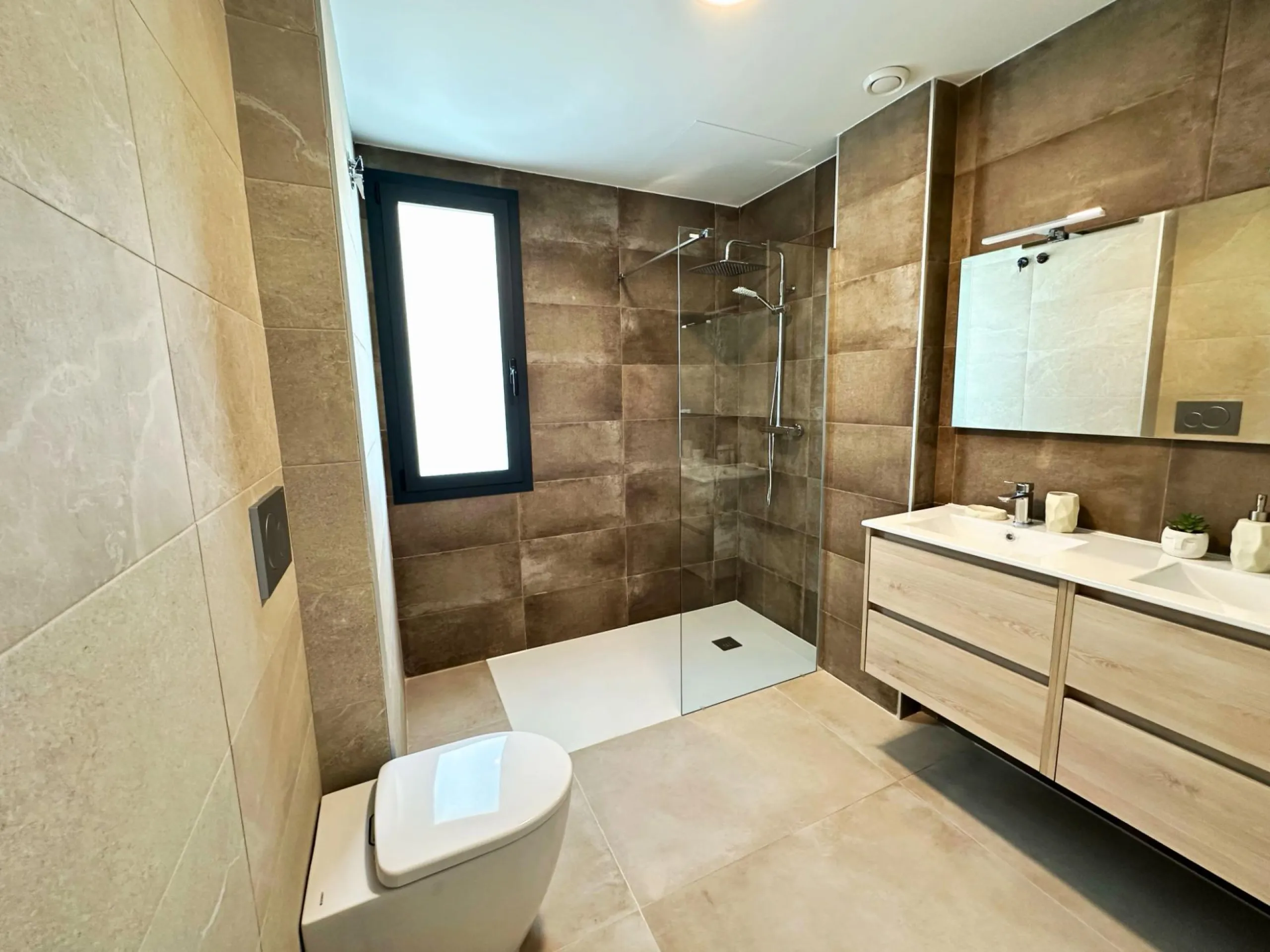 EXCLUSIVIDAD Y BIENESTAR: VILLA CON JARDÍN Y GARAJE PRIVADO