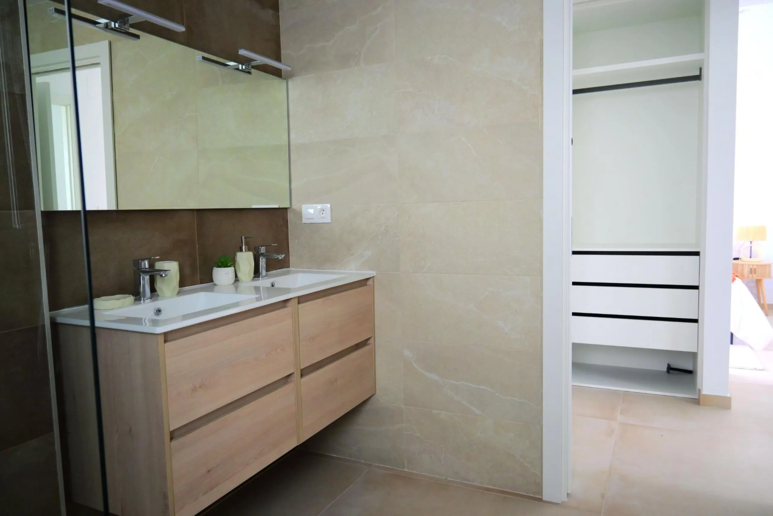EXCLUSIVIDAD Y BIENESTAR: VILLA CON JARDÍN Y GARAJE PRIVADO