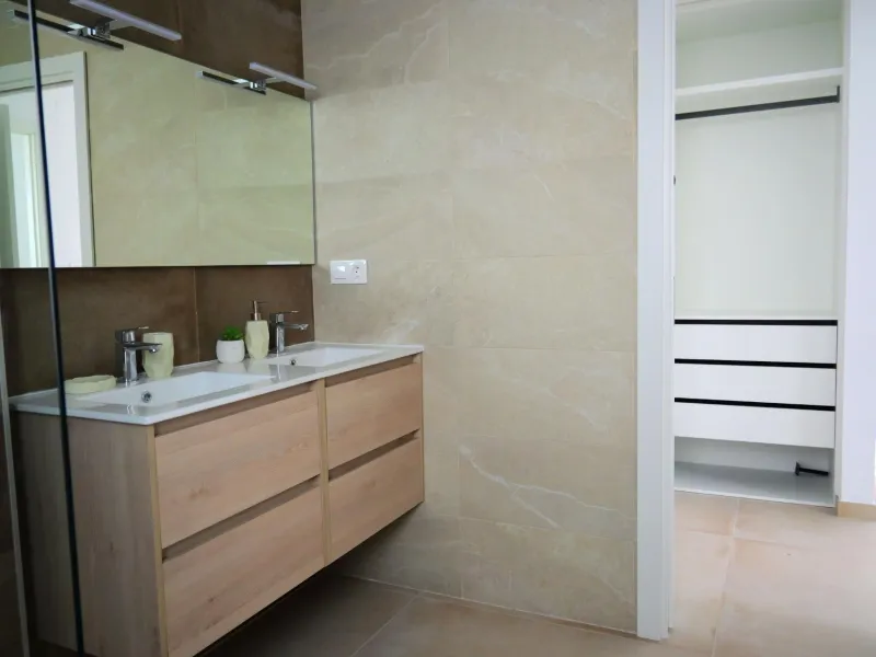 EXCLUSIVIDAD Y BIENESTAR: VILLA CON JARDÍN Y GARAJE PRIVADO