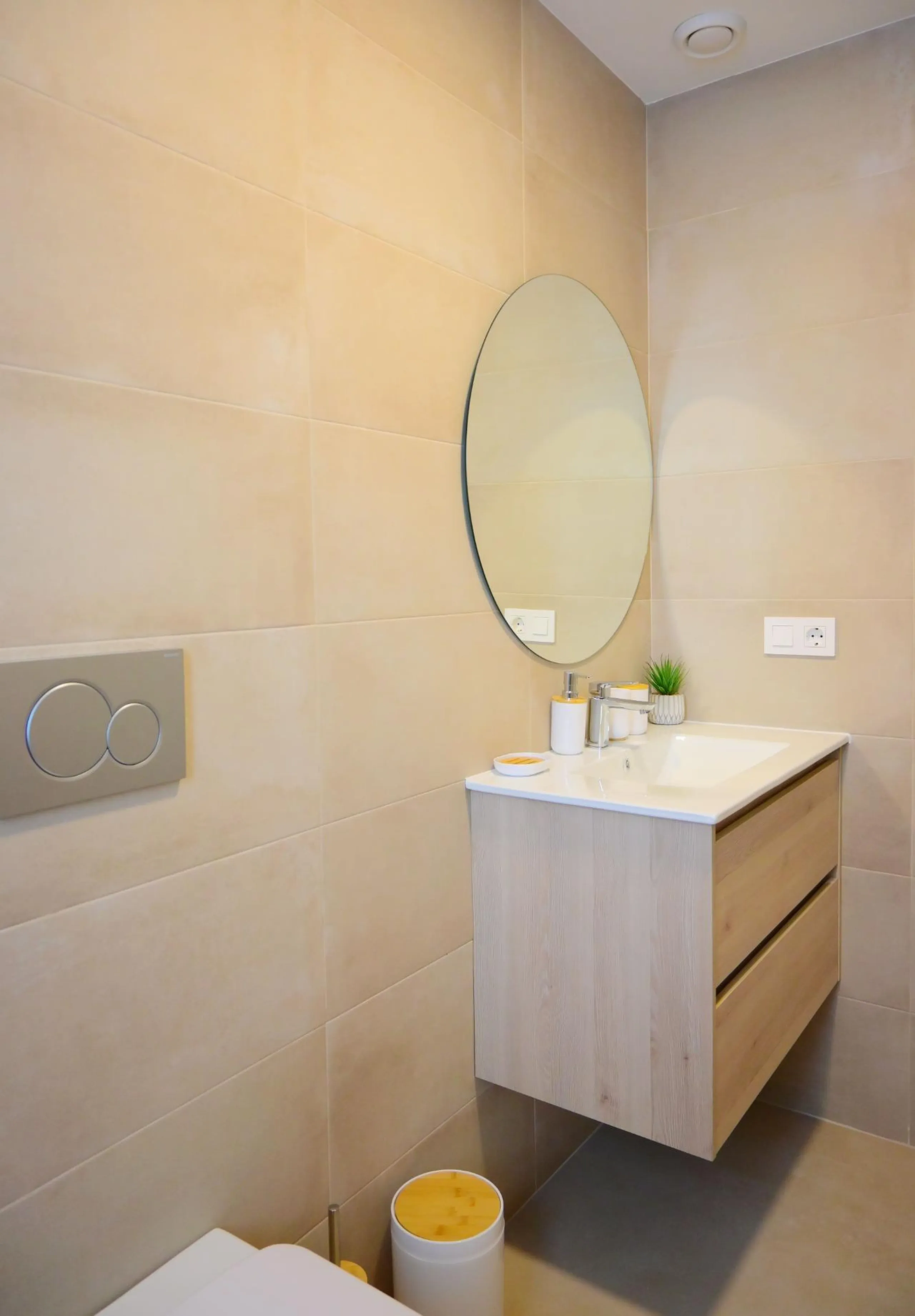 EXCLUSIVIDAD Y BIENESTAR: VILLA CON JARDÍN Y GARAJE PRIVADO