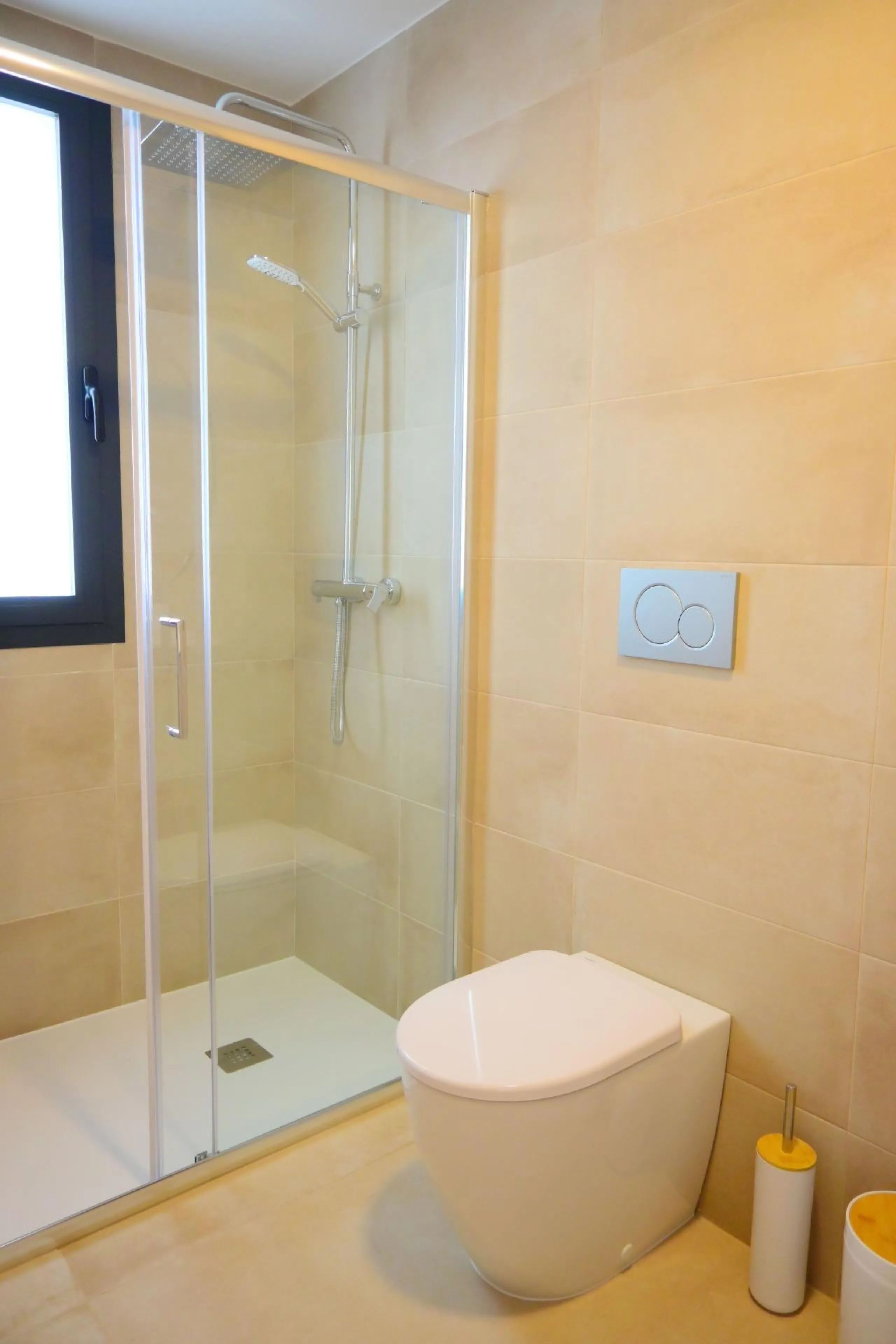 EXCLUSIVIDAD Y BIENESTAR: VILLA CON JARDÍN Y GARAJE PRIVADO