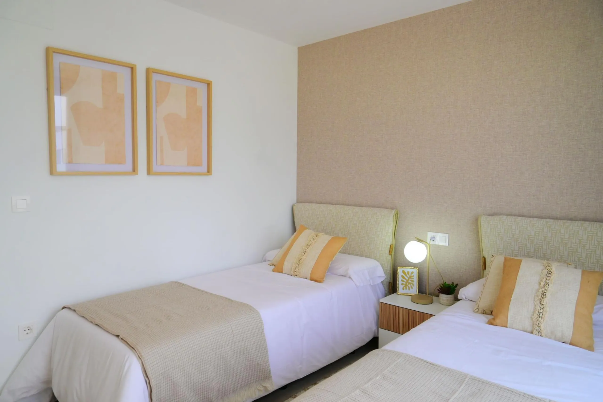 EXCLUSIVIDAD Y BIENESTAR: VILLA CON JARDÍN Y GARAJE PRIVADO