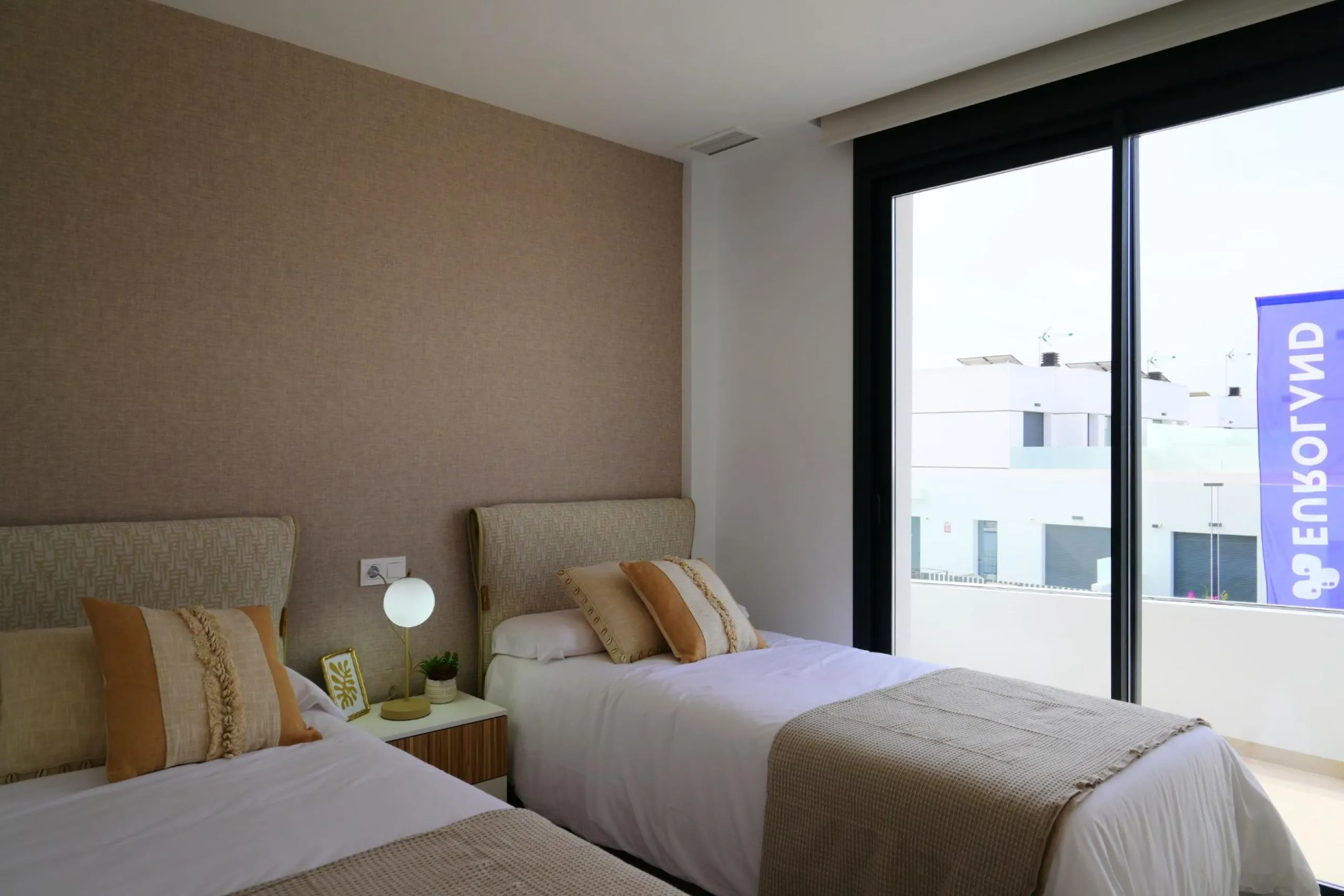 EXCLUSIVIDAD Y BIENESTAR: VILLA CON JARDÍN Y GARAJE PRIVADO