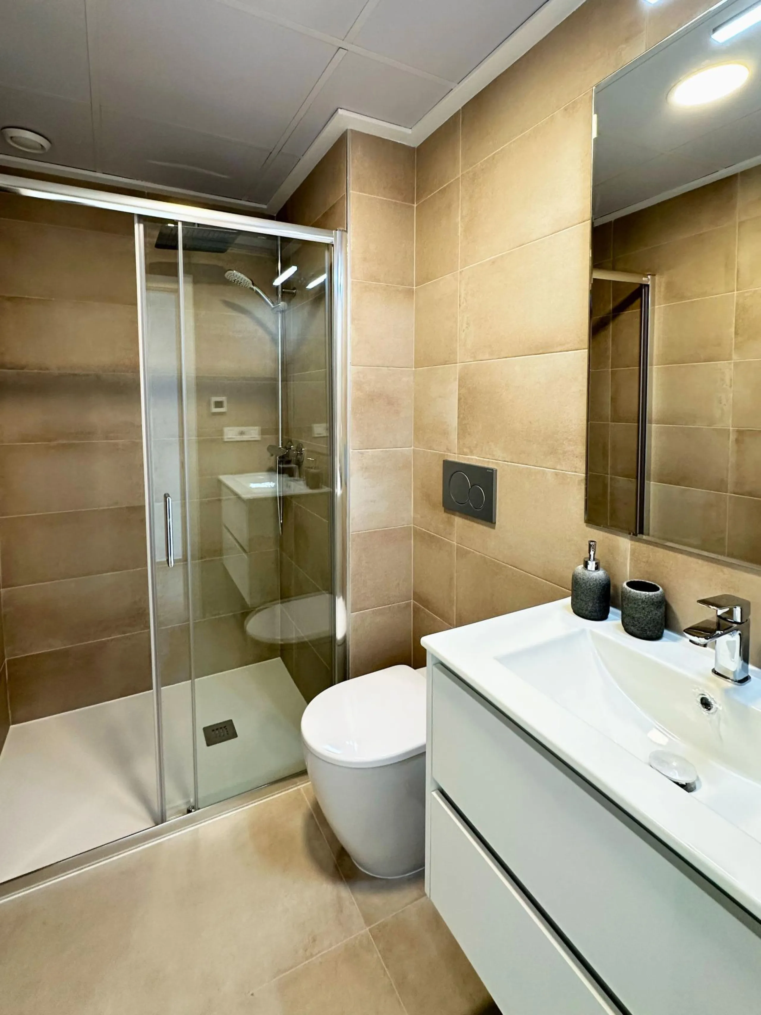 EXCLUSIVIDAD Y BIENESTAR: VILLA CON JARDÍN Y GARAJE PRIVADO