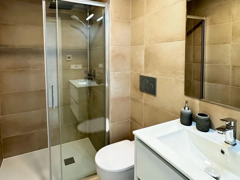 EXCLUSIVIDAD Y BIENESTAR: VILLA CON JARDÍN Y GARAJE PRIVADO