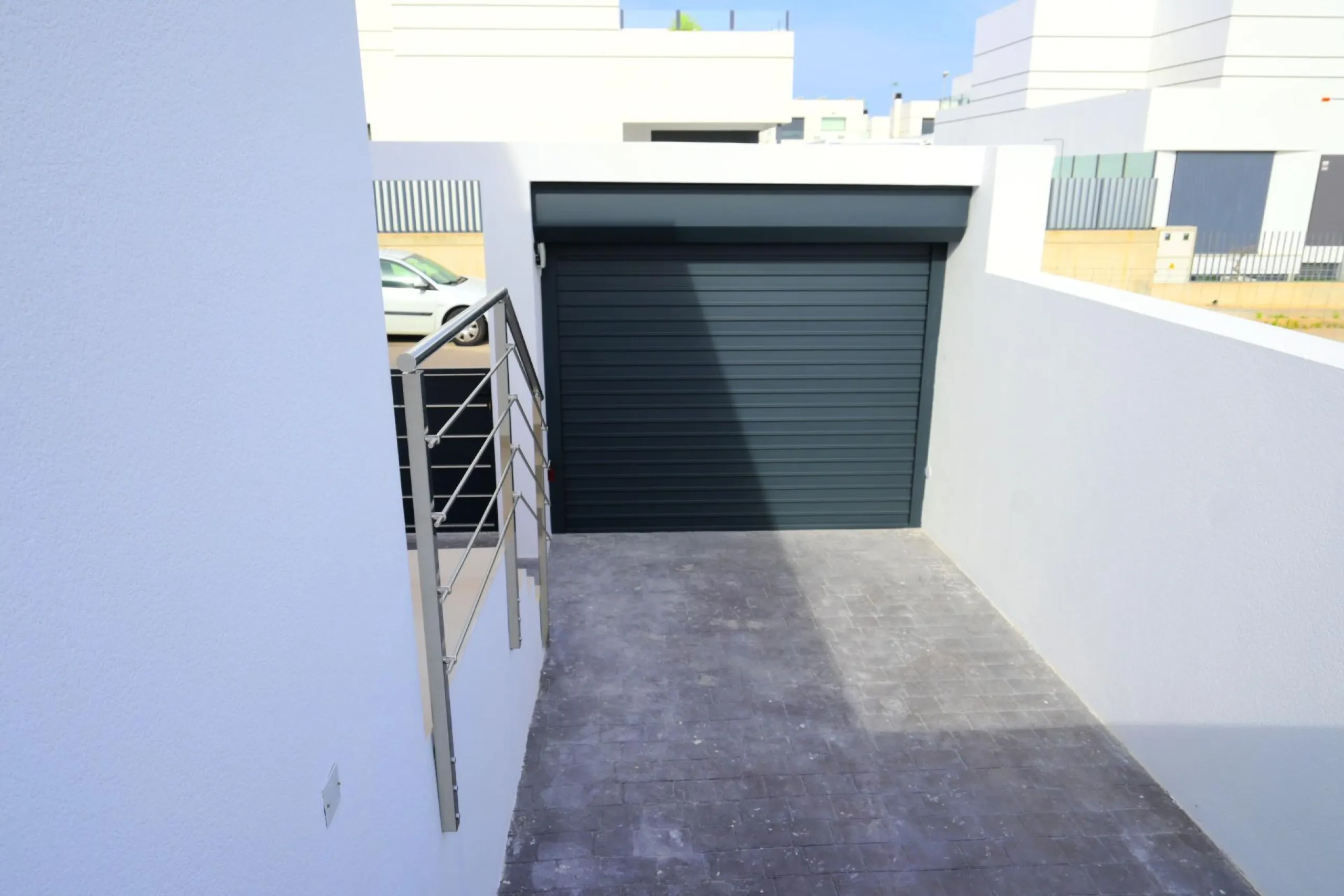 EXCLUSIVIDAD Y BIENESTAR: VILLA CON JARDÍN Y GARAJE PRIVADO