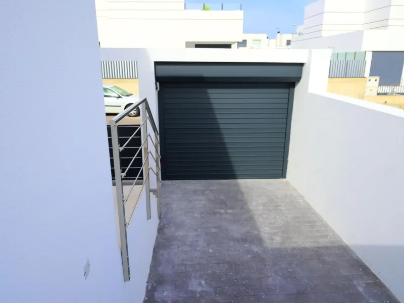 EXCLUSIVIDAD Y BIENESTAR: VILLA CON JARDÍN Y GARAJE PRIVADO