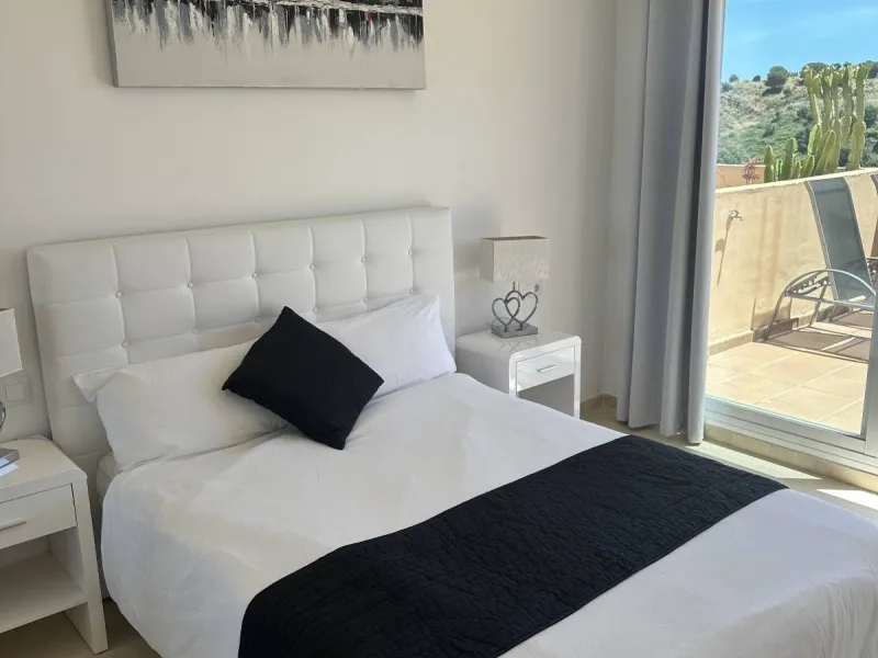 Atemberaubende 2-Zimmer-Wohnung mit Meerblick, privatem Tiefgaragenstellplatz und Abstellraum – Bellavista Hills 2, Calahonda – 349.000 €