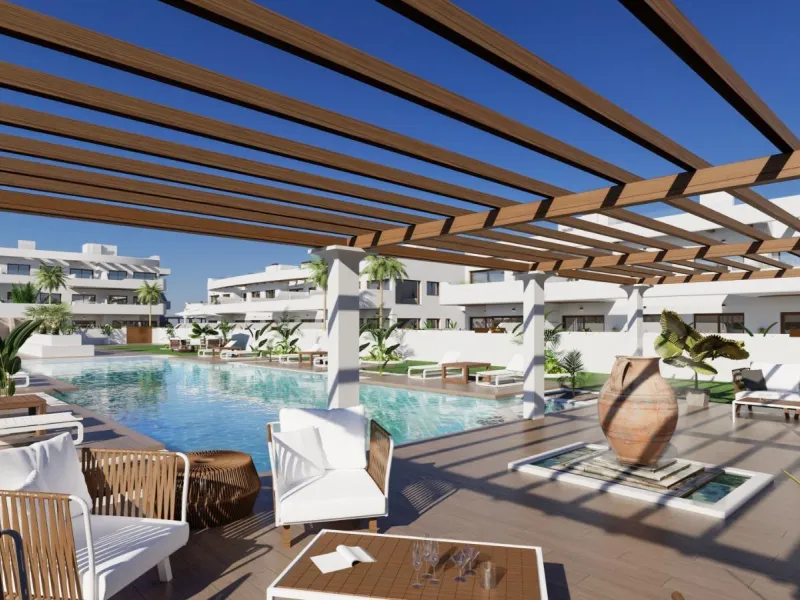 OBRA NUEVA EN LOS ALCÁZARES CON VISTAS AL MAR NENOR. BUNGALOWS PLANTA BAJA Y ALTA. 2 DORM. 2 BAÑOS. PARKING Y PISCINA.