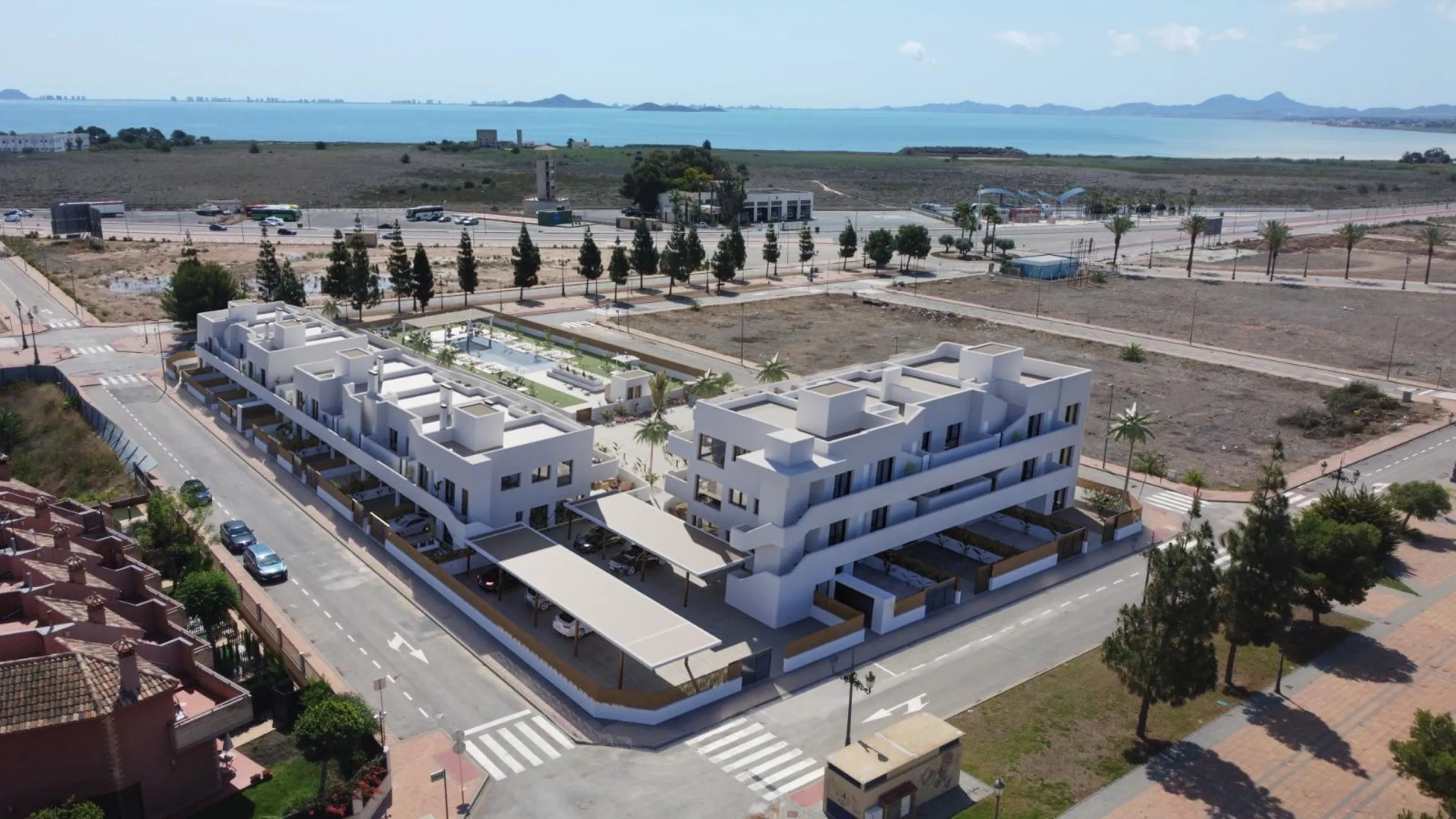 OBRA NUEVA EN LOS ALCÁZARES CON VISTAS AL MAR NENOR. BUNGALOWS PLANTA BAJA Y ALTA. 2 DORM. 2 BAÑOS. PARKING Y PISCINA.