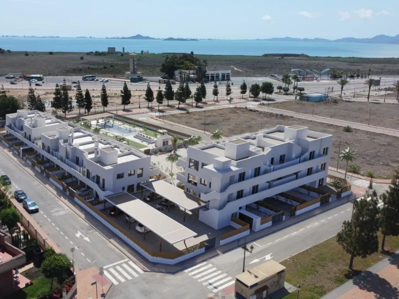 OBRA NUEVA EN LOS ALCÁZARES CON VISTAS AL MAR NENOR. BUNGALOWS PLANTA BAJA Y ALTA. 2 DORM. 2 BAÑOS. PARKING Y PISCINA.