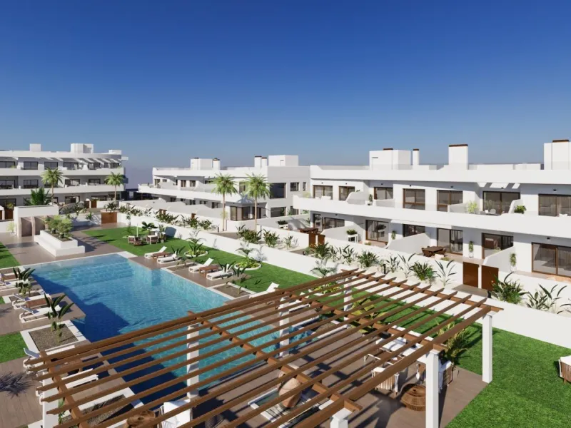 OBRA NUEVA EN LOS ALCÁZARES CON VISTAS AL MAR NENOR. BUNGALOWS PLANTA BAJA Y ALTA. 2 DORM. 2 BAÑOS. PARKING Y PISCINA.