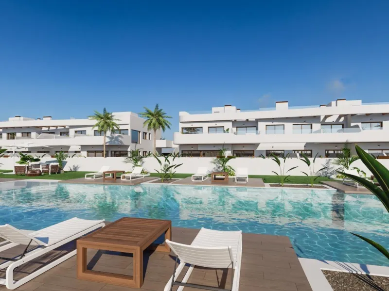 OBRA NUEVA EN LOS ALCÁZARES CON VISTAS AL MAR NENOR. BUNGALOWS PLANTA BAJA Y ALTA. 2 DORM. 2 BAÑOS. PARKING Y PISCINA.
