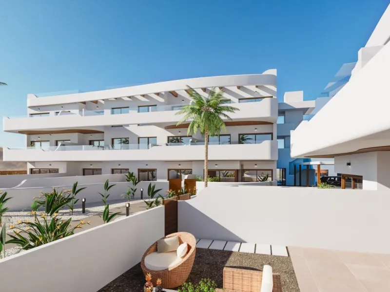 OBRA NUEVA EN LOS ALCÁZARES CON VISTAS AL MAR NENOR. BUNGALOWS PLANTA BAJA Y ALTA. 2 DORM. 2 BAÑOS. PARKING Y PISCINA.
